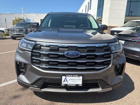 Used 2025 Ford Explorer Active w/ Active Comfort Package image 2