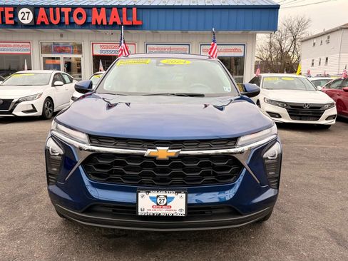 Used 2024 Chevrolet Trax LS w/ LS Convenience Package image 3