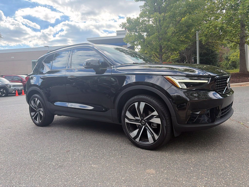 Used 2024 Volvo XC40 B5 Plus w/ Climate Package AWD/4WD image 2