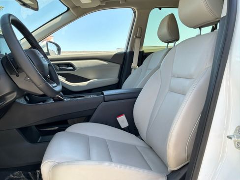Used 2025 Nissan Rogue SL w/ Tech Package FWD image 17