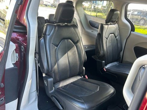 Certified 2020 Chrysler Pacifica Touring-L image 33