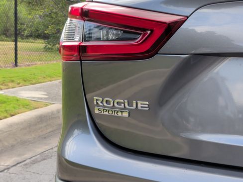 Used 2020 Nissan Rogue Sport SV FWD image 12