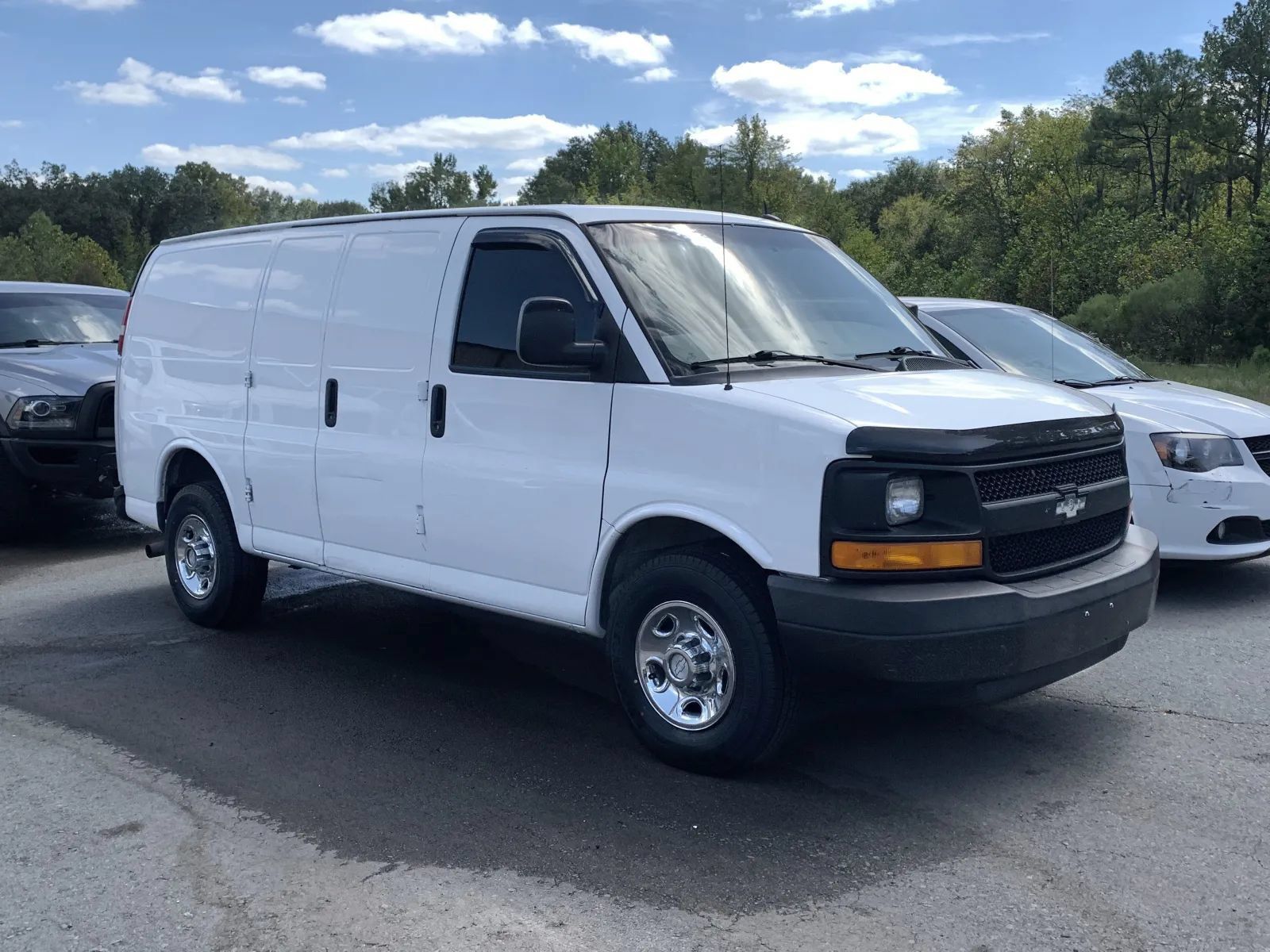 Used 2015 Chevrolet Express 2500 RWD image 1