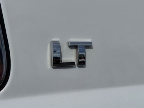 Used 2019 Chevrolet Suburban LT image 9