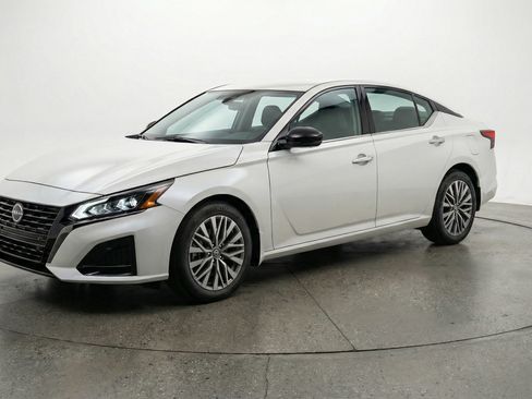 Used 2025 Nissan Altima 2.5 SV image 3