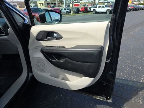 Used 2022 Chrysler Pacifica Touring-L image 36