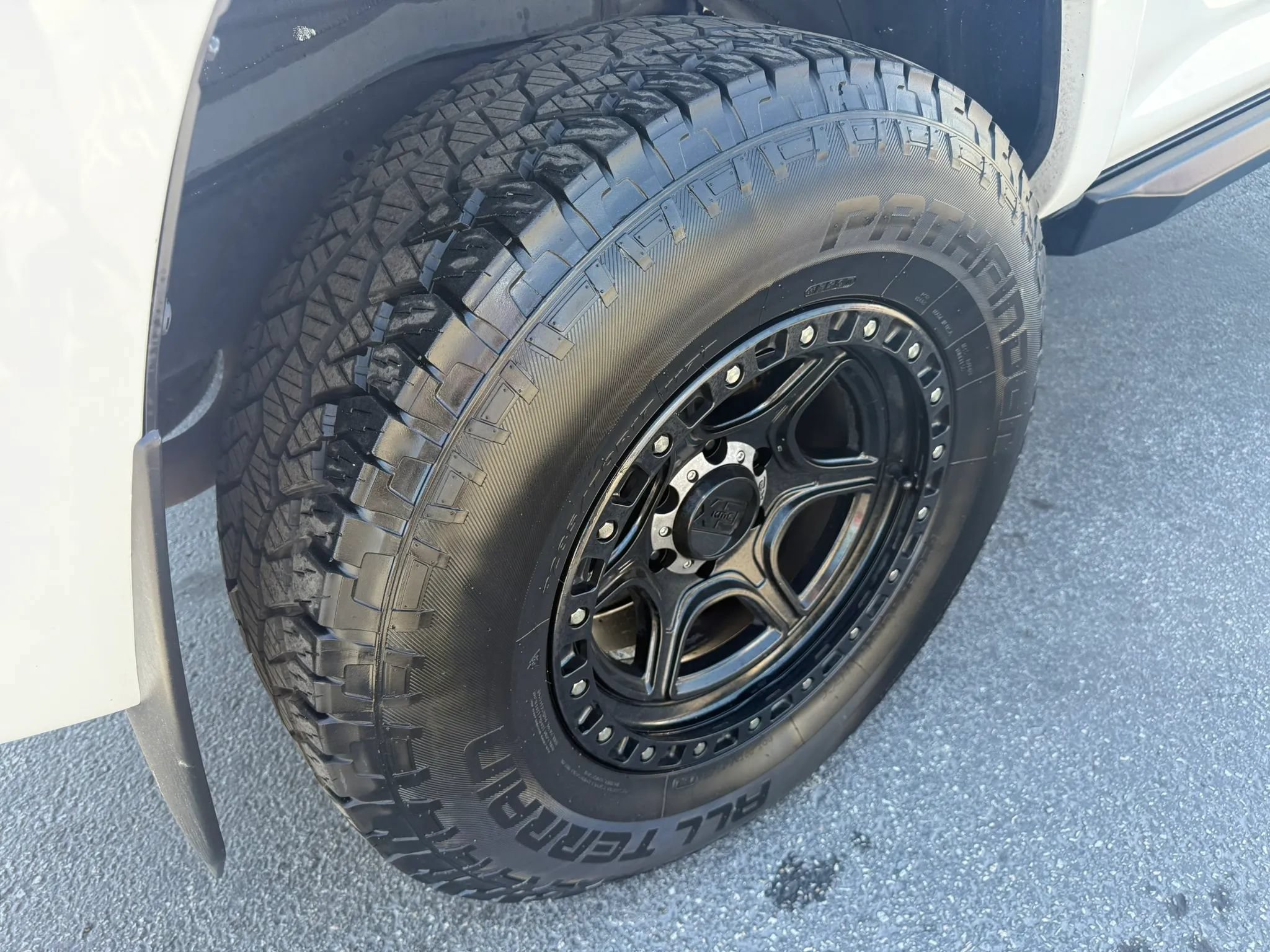 Used 2018 Toyota 4Runner SR5 AWD/4WD image 28