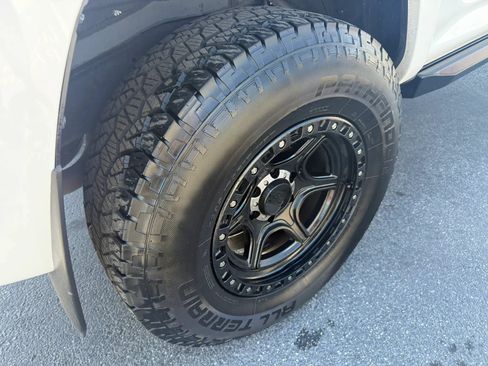 Used 2018 Toyota 4Runner SR5 AWD/4WD image 28