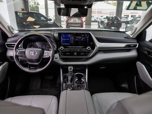 Used 2021 Toyota Highlander Platinum image 19