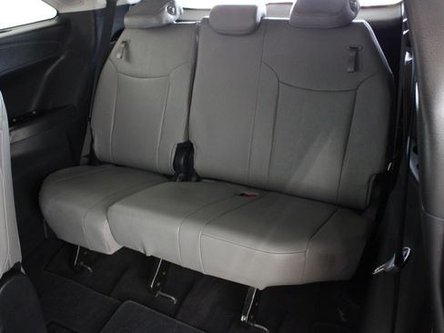 Used 2026 Toyota Sienna XLE FWD image 33