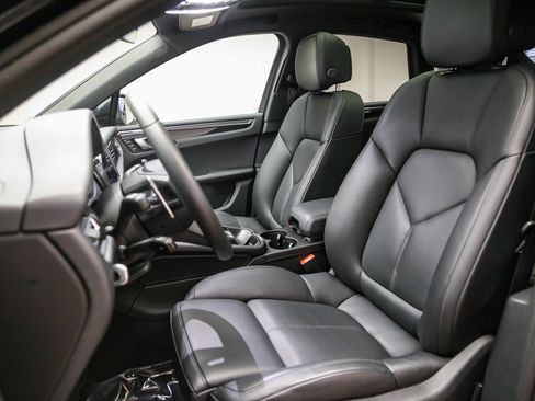 Certified 2025 Porsche Macan AWD/4WD image 5