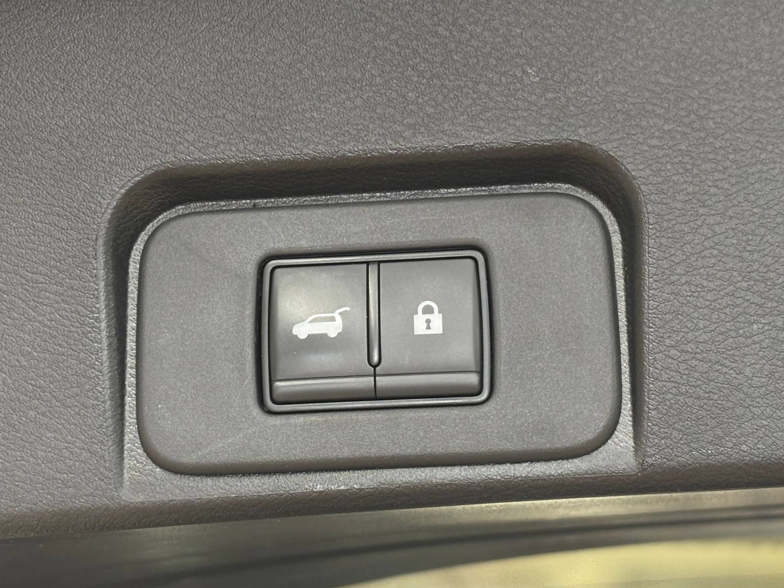 Used 2025 Nissan Rogue SV FWD image 22