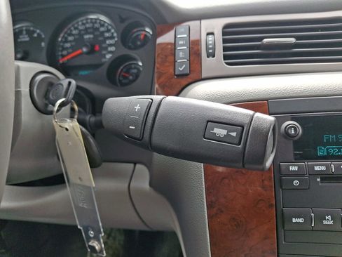 Used 2014 Chevrolet Suburban LT image 18