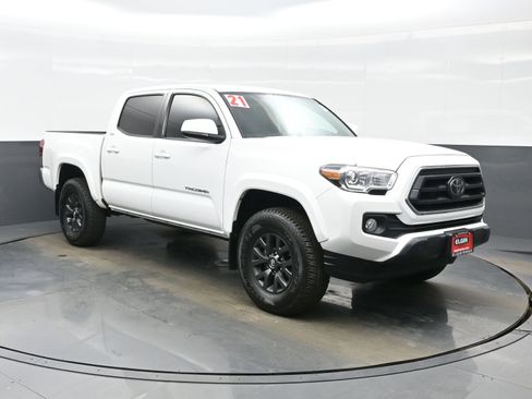 Used 2021 Toyota Tacoma SR5 AWD/4WD image 8