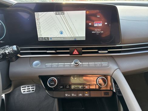 Used 2025 Hyundai Elantra SEL image 23