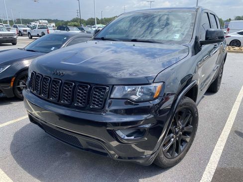 Used 2019 Jeep Grand Cherokee Altitude AWD/4WD image 3