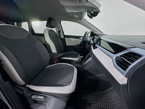 Used 2025 Volkswagen Taos SE image 35