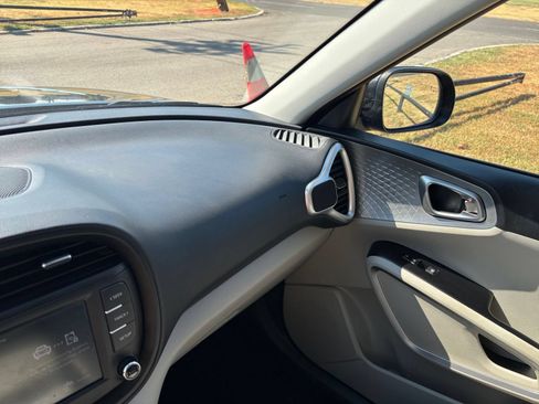 Used 2025 Kia Soul LX w/ LX Technology Package FWD image 32