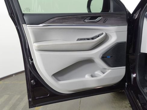 Used 2022 Jeep Grand Cherokee Overland image 18