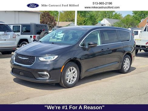 Used 2023 Chrysler Pacifica Touring-L FWD image 1