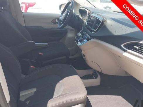 Used 2022 Chrysler Voyager LX FWD image 5