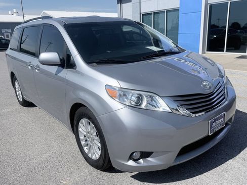 Used 2017 Toyota Sienna XLE w/ XLE Navigation Package FWD image 3