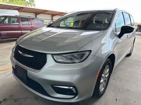 Used 2024 Chrysler Pacifica Touring-L FWD image 16