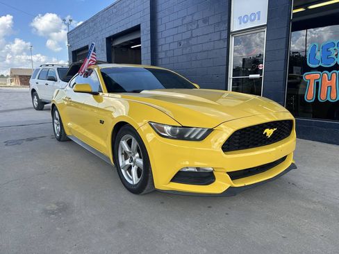Used 2017 Ford Mustang Coupe RWD image 2