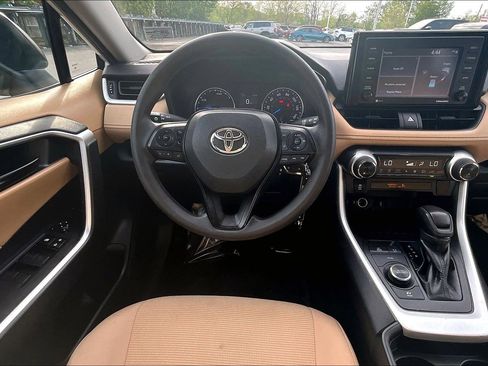 Used 2021 Toyota RAV4 LE image 5