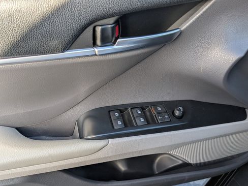 Used 2018 Toyota Camry LE image 15