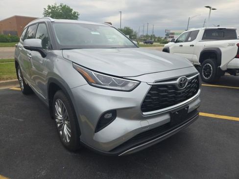 Used 2023 Toyota Highlander Platinum FWD image 1