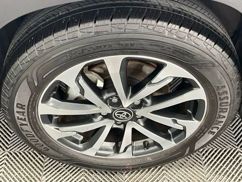 Used 2024 Toyota Corolla Cross XLE w/ Convenience Package FWD image 31