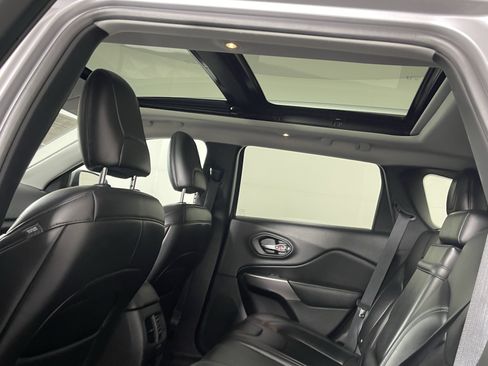 Used 2019 Jeep Cherokee Latitude Plus w/ Comfort/Convenience Group AWD/4WD image 15
