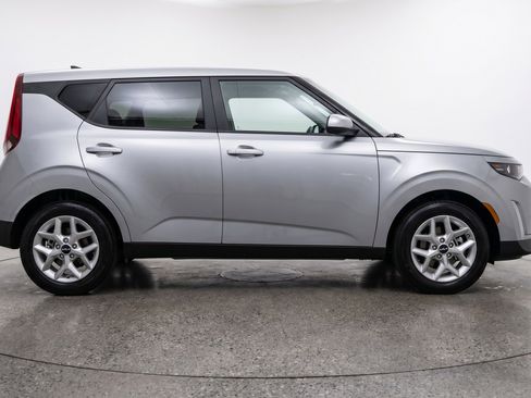 Used 2025 Kia Soul LX w/ LX Technology Package FWD image 11