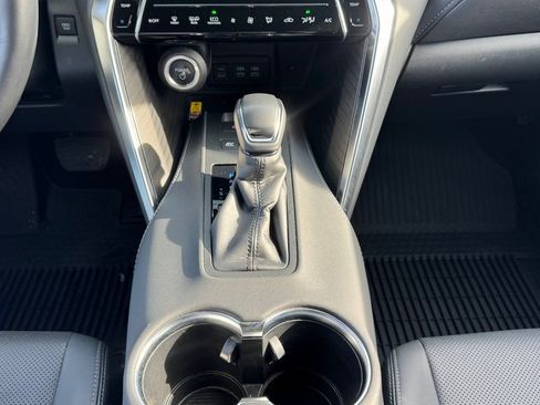 Used 2024 Toyota Venza Limited image 21