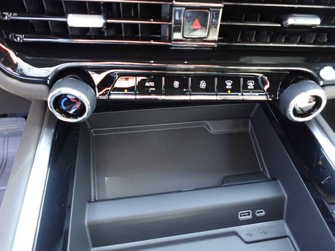 New 2026 Chevrolet Suburban LS image 19