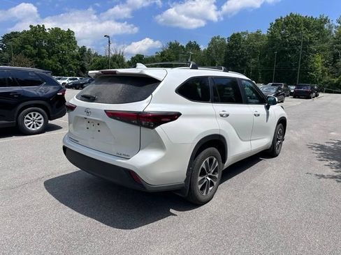 Used 2023 Toyota Highlander XLE AWD/4WD image 3