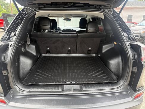 Used 2019 Jeep Cherokee Latitude Plus w/ Cold Weather Group AWD/4WD image 9