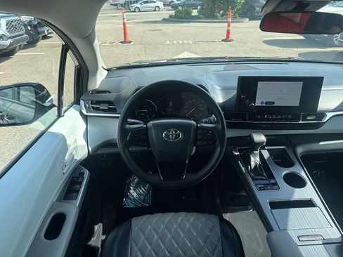 Used 2025 Toyota Sienna LE AWD/4WD image 12