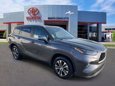 Used 2023 Toyota Highlander XLE image 3