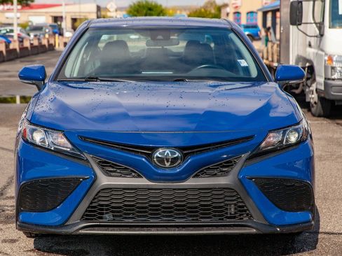 Used 2023 Toyota Camry SE image 3