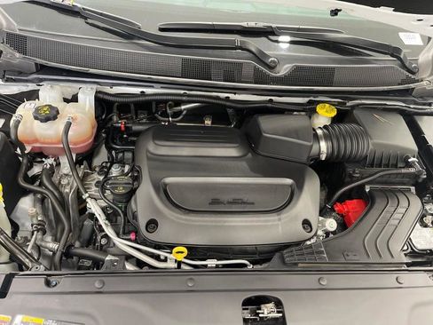 Used 2023 Chrysler Pacifica Touring-L image 11