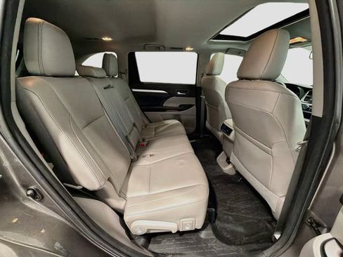 Used 2016 Toyota Highlander XLE AWD/4WD image 23