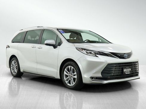 New 2024 Toyota Sienna Limited image 8