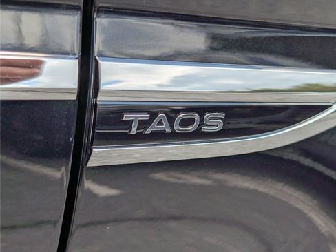 Used 2024 Volkswagen Taos SE w/ Panoramic Sunroof Package FWD image 9