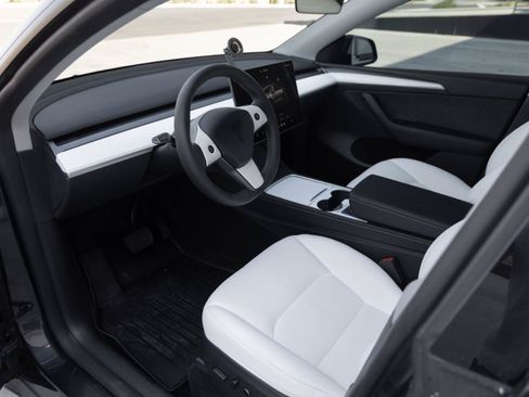 Used 2024 Tesla Model Y Long Range AWD/4WD image 11