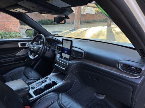 Used 2020 Ford Explorer Platinum w/ Premium Technology Package image 34