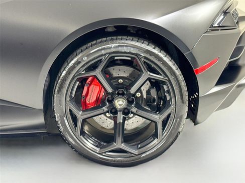 Used 2023 Lamborghini Huracan EVO image 37
