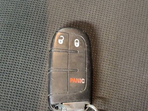 Used 2017 Jeep Grand Cherokee Laredo image 32