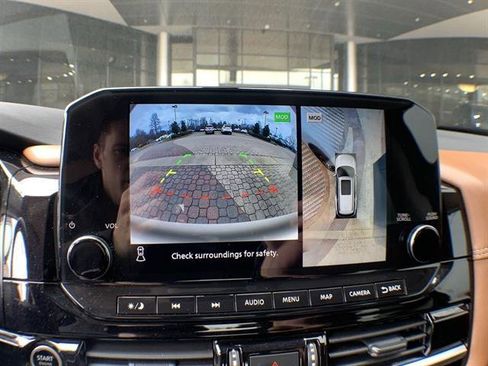 Used 2024 Nissan Pathfinder Platinum image 17